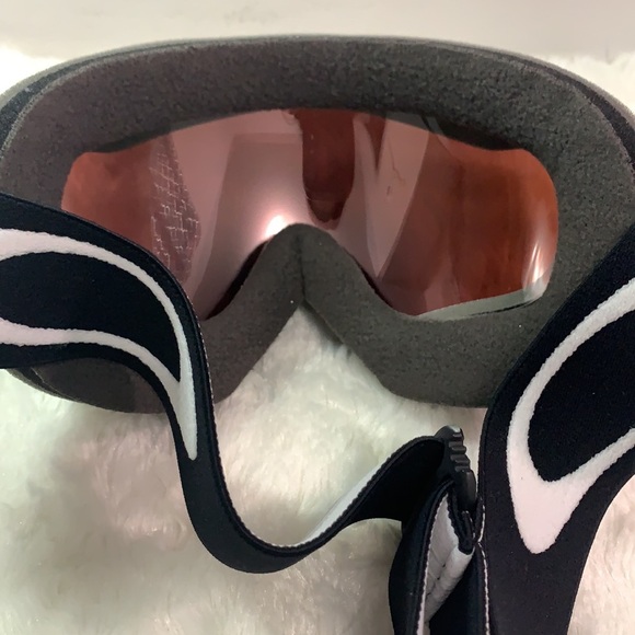 Oakley - Picture 4 of 6